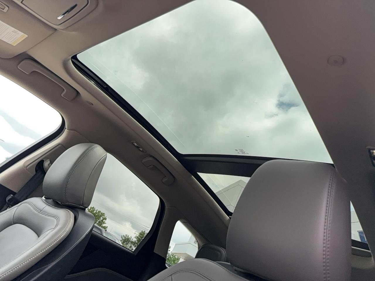 2025 Lincoln Corsair RESERVE, 2L, LEATHER, MOONROOF, JET PACK! 20'S! Photo