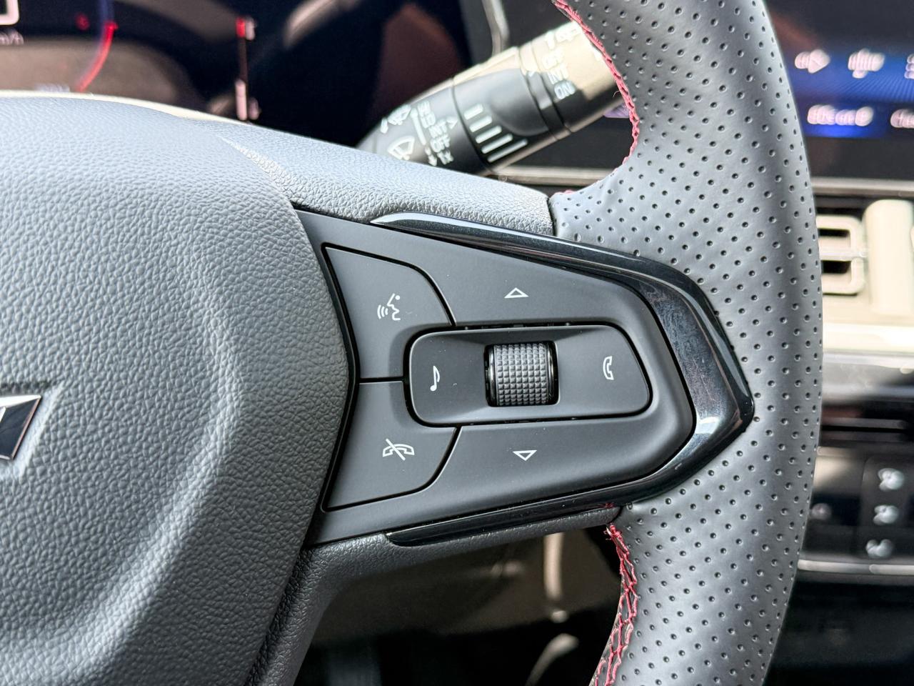 2025 Chevrolet Trax 2RS 1.2L 3 CYL WITH REMOTE START/ENTRY, SUNROOF, HEATED SEATS, HEATED STEERING WHEEL, APPLE CARPLAY AND ANDROID AUTO Photo