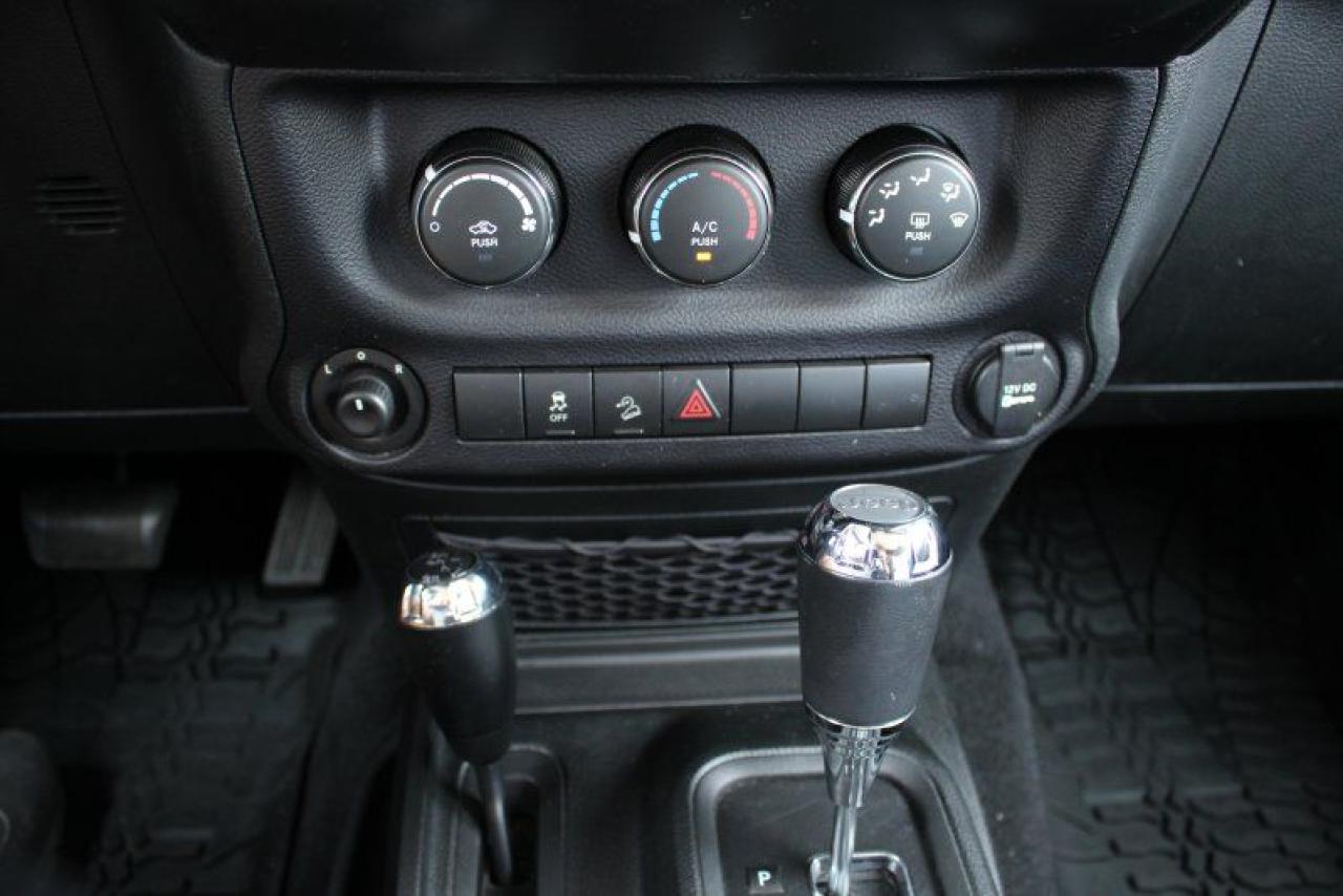 2018 Jeep Wrangler Golden Eagle*Low Ks**4x4*Bluetooth*Two Tops - Photo #17