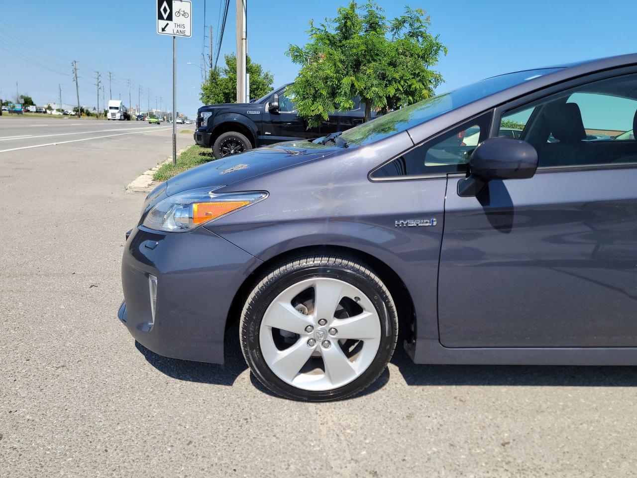 2015 Toyota Prius CLEAN | LOW KMS | LEATHER SEATS - Photo #9