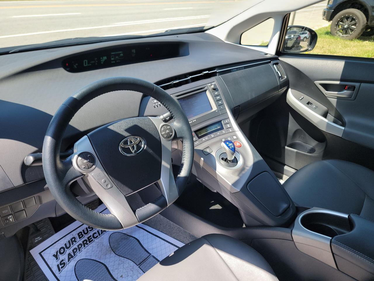 2015 Toyota Prius CLEAN | LOW KMS | LEATHER SEATS - Photo #10