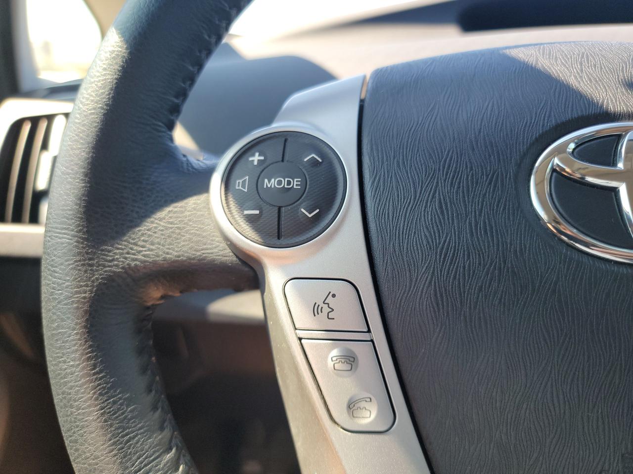 2015 Toyota Prius CLEAN | LOW KMS | LEATHER SEATS - Photo #18