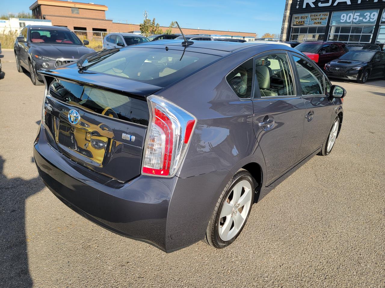 2015 Toyota Prius CLEAN | LOW KMS | LEATHER SEATS Photo3