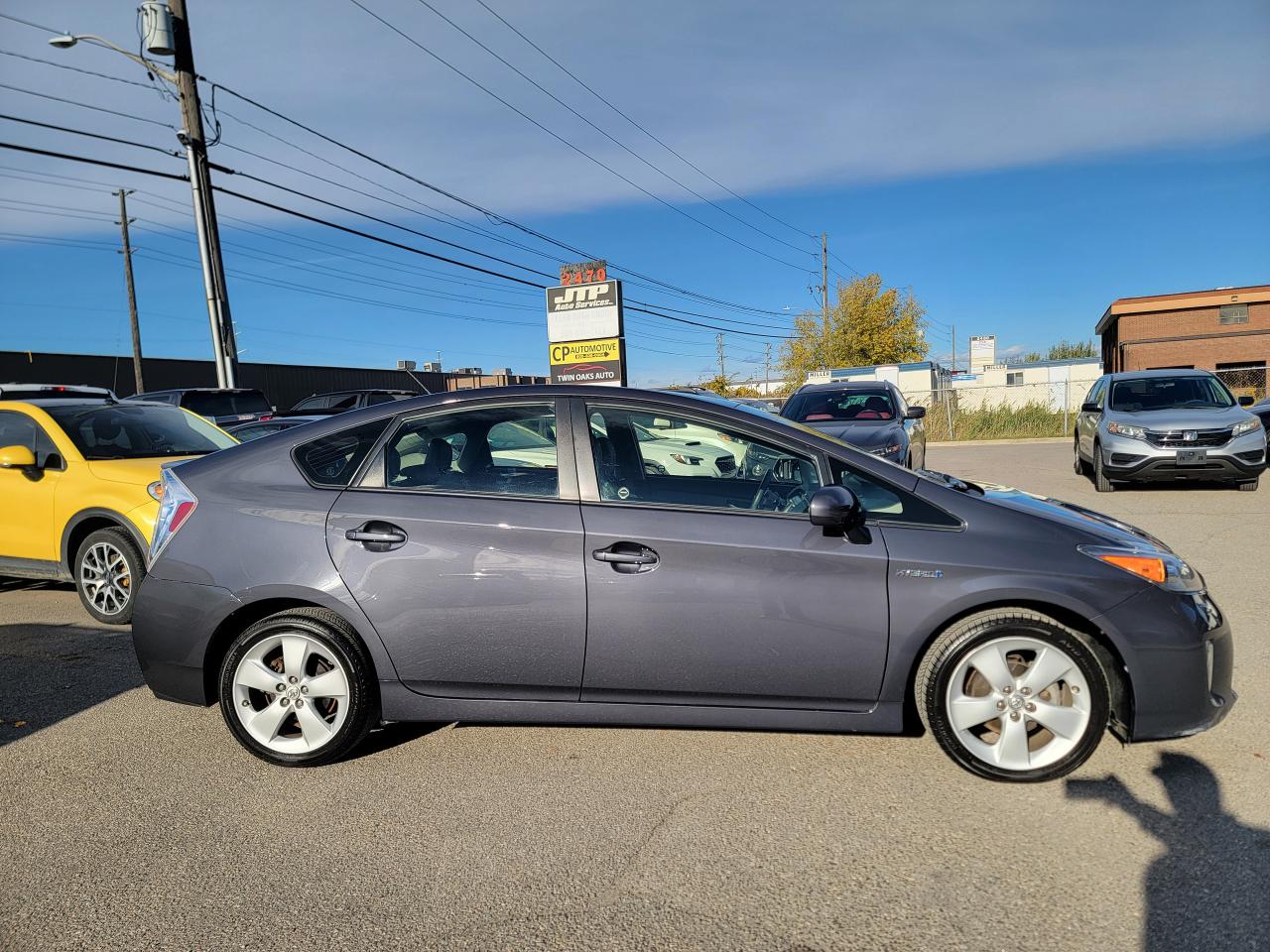 2015 Toyota Prius CLEAN | LOW KMS | LEATHER SEATS Photo2