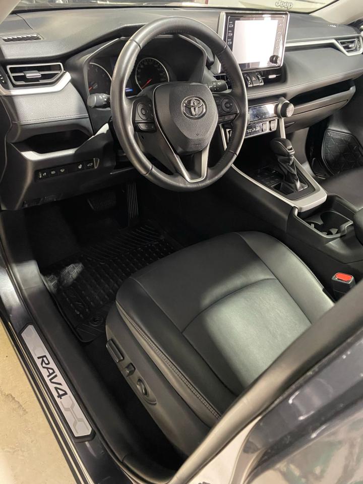 2021 Toyota RAV4 XLE Photo3