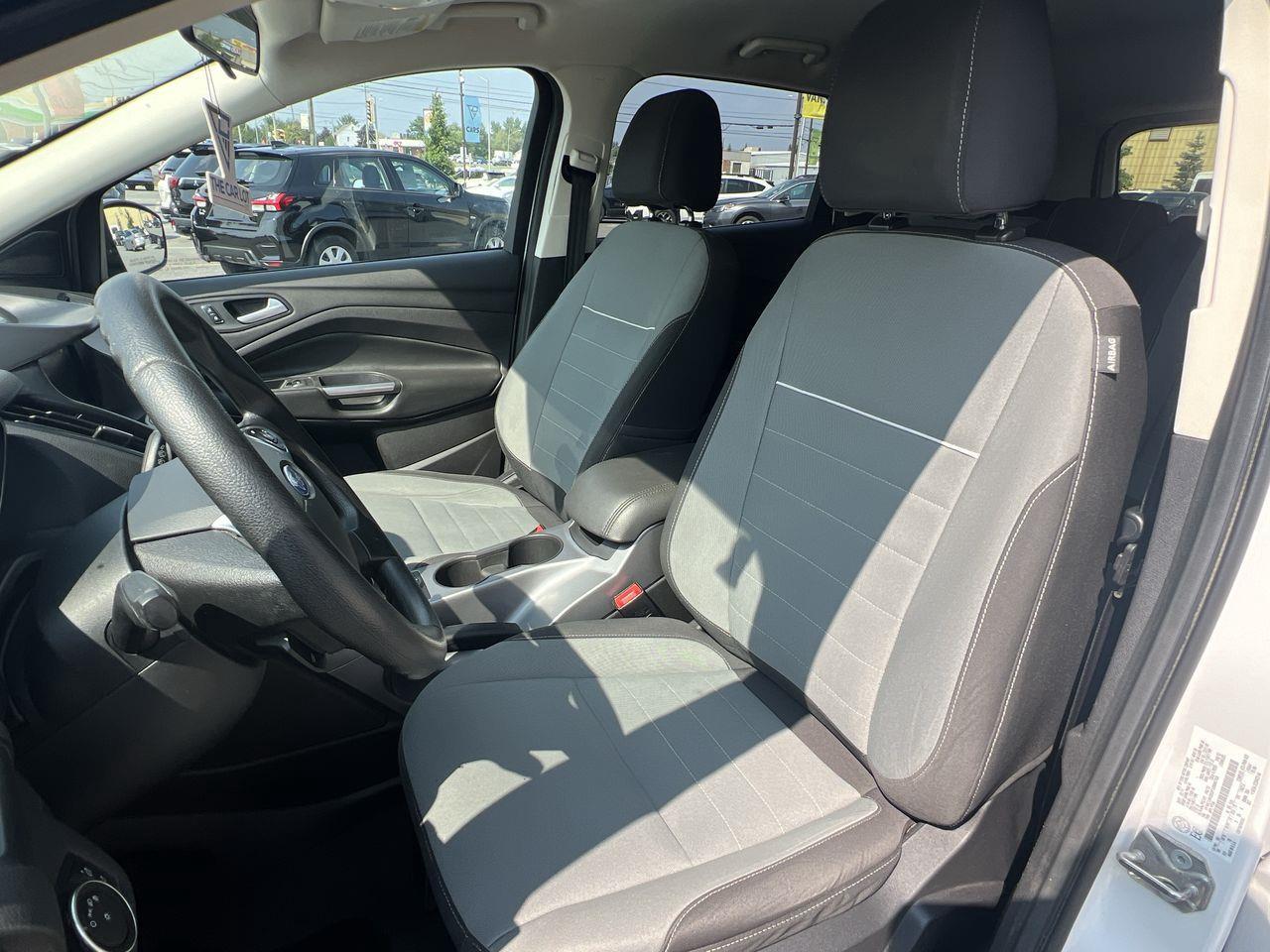 2015 Ford Escape AS-IS,BACK UP CAM, CRUISE CONTROL, BLUETOOTH, POWER DRIVERS SEAT, POWER LIFTGATE!! Photo