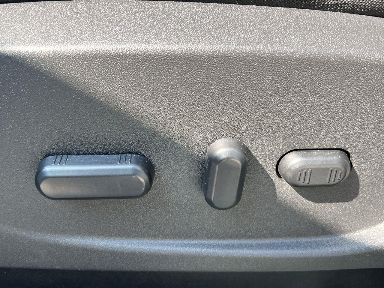 2015 Ford Escape AS-IS,BACK UP CAM, CRUISE CONTROL, BLUETOOTH, POWER DRIVERS SEAT, POWER LIFTGATE!! Photo