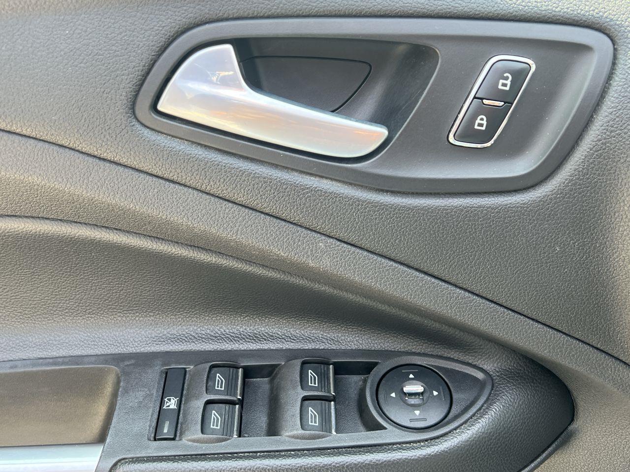 2015 Ford Escape AS-IS,BACK UP CAM, CRUISE CONTROL, BLUETOOTH, POWER DRIVERS SEAT, POWER LIFTGATE!! Photo