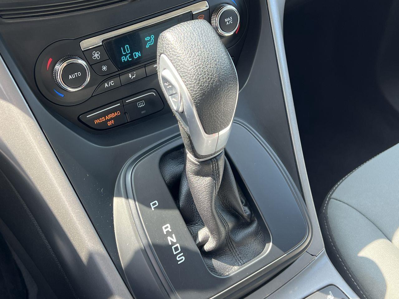 2015 Ford Escape AS-IS,BACK UP CAM, CRUISE CONTROL, BLUETOOTH, POWER DRIVERS SEAT, POWER LIFTGATE!! Photo