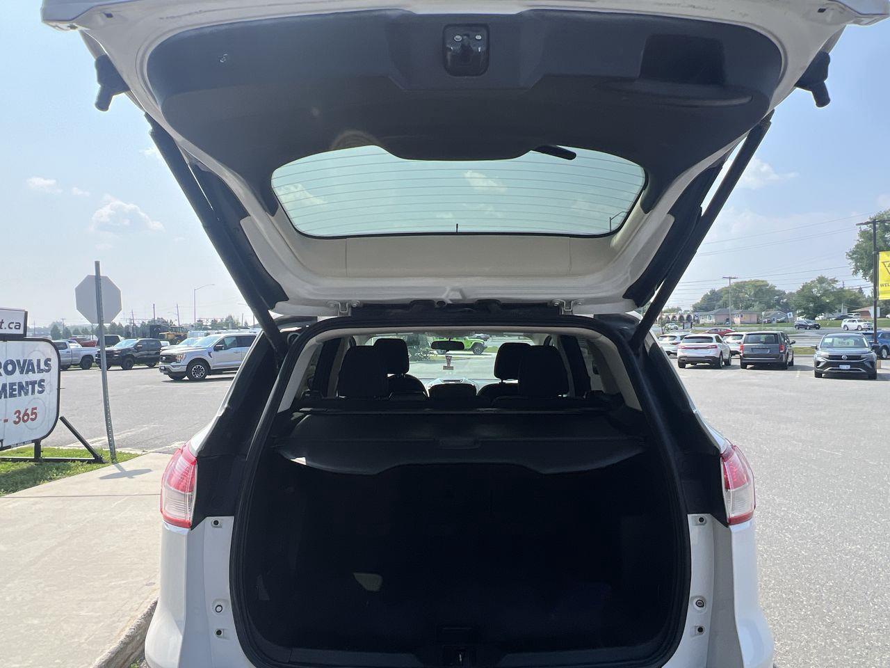 2015 Ford Escape AS-IS,BACK UP CAM, CRUISE CONTROL, BLUETOOTH, POWER DRIVERS SEAT, POWER LIFTGATE!! Photo