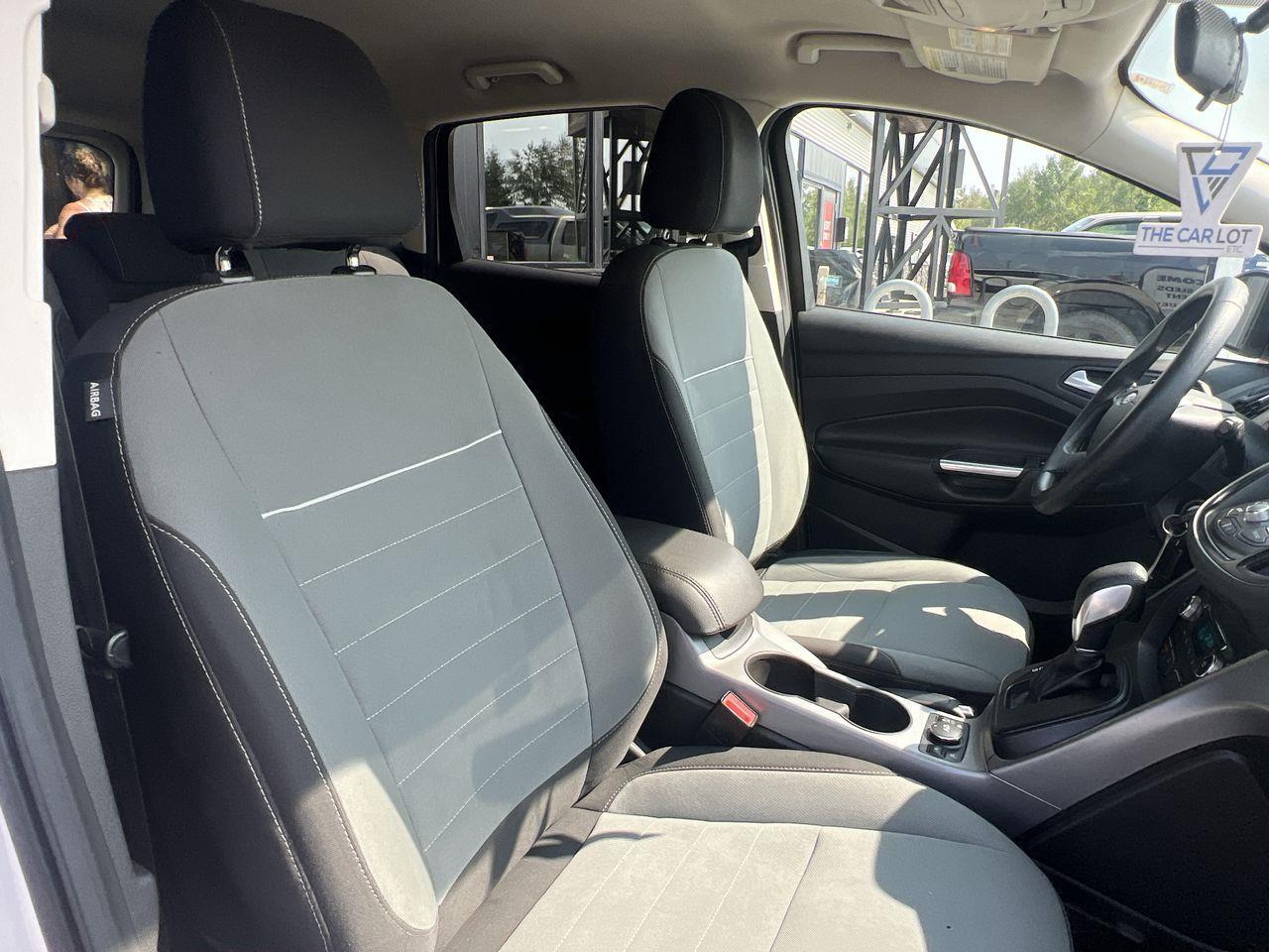 2015 Ford Escape AS-IS,BACK UP CAM, CRUISE CONTROL, BLUETOOTH, POWER DRIVERS SEAT, POWER LIFTGATE!! Photo