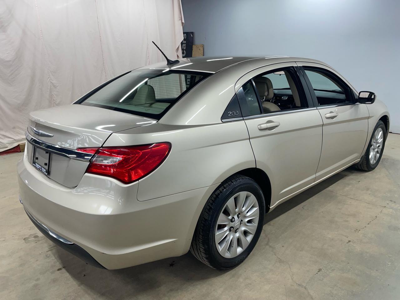 2014 Chrysler 200 LX Photo4