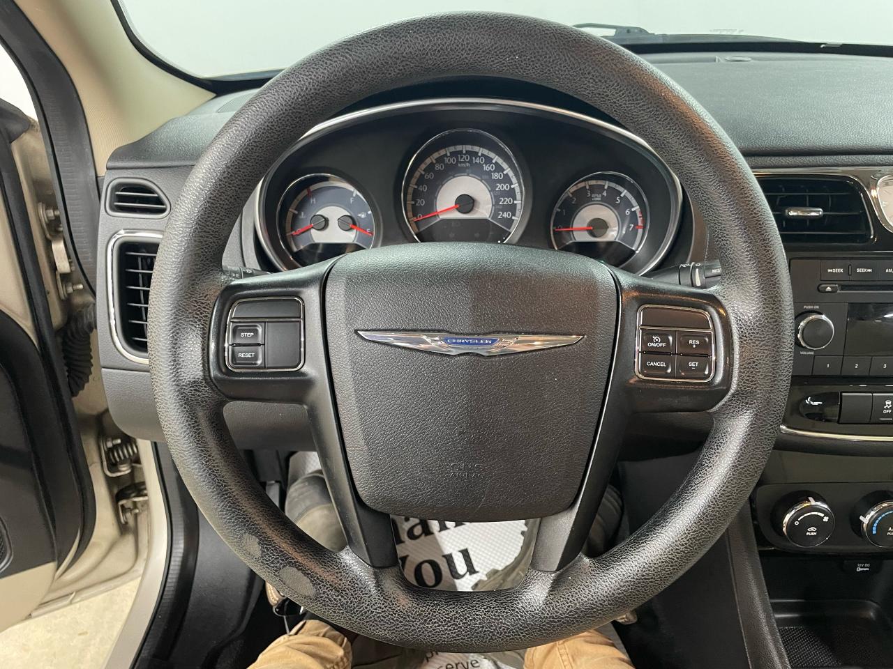 2014 Chrysler 200 LX Photo8