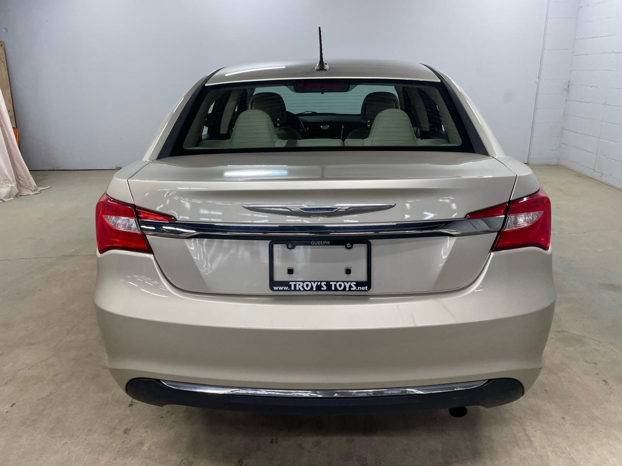 2014 Chrysler 200 LX Photo5