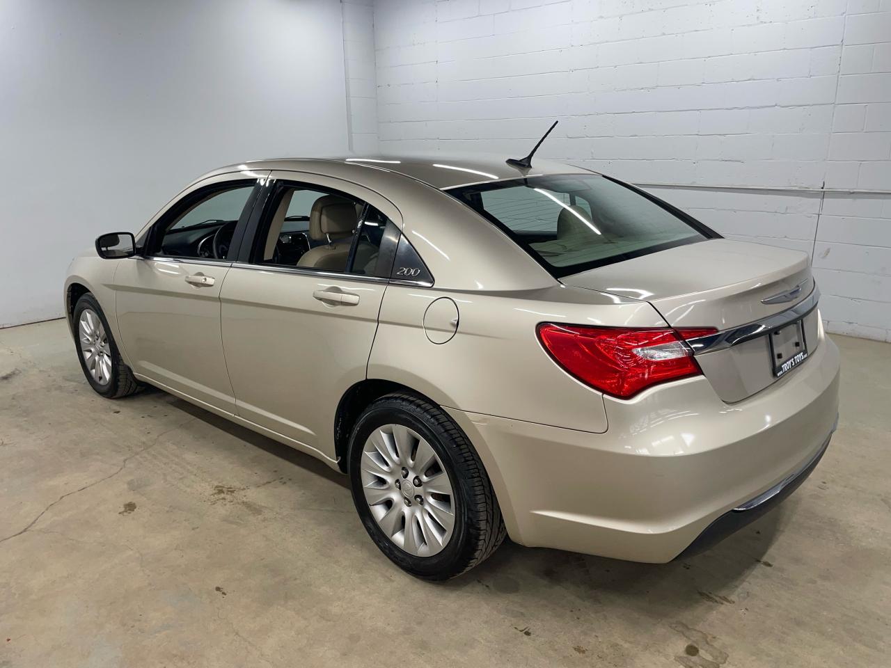 2014 Chrysler 200 LX Photo7