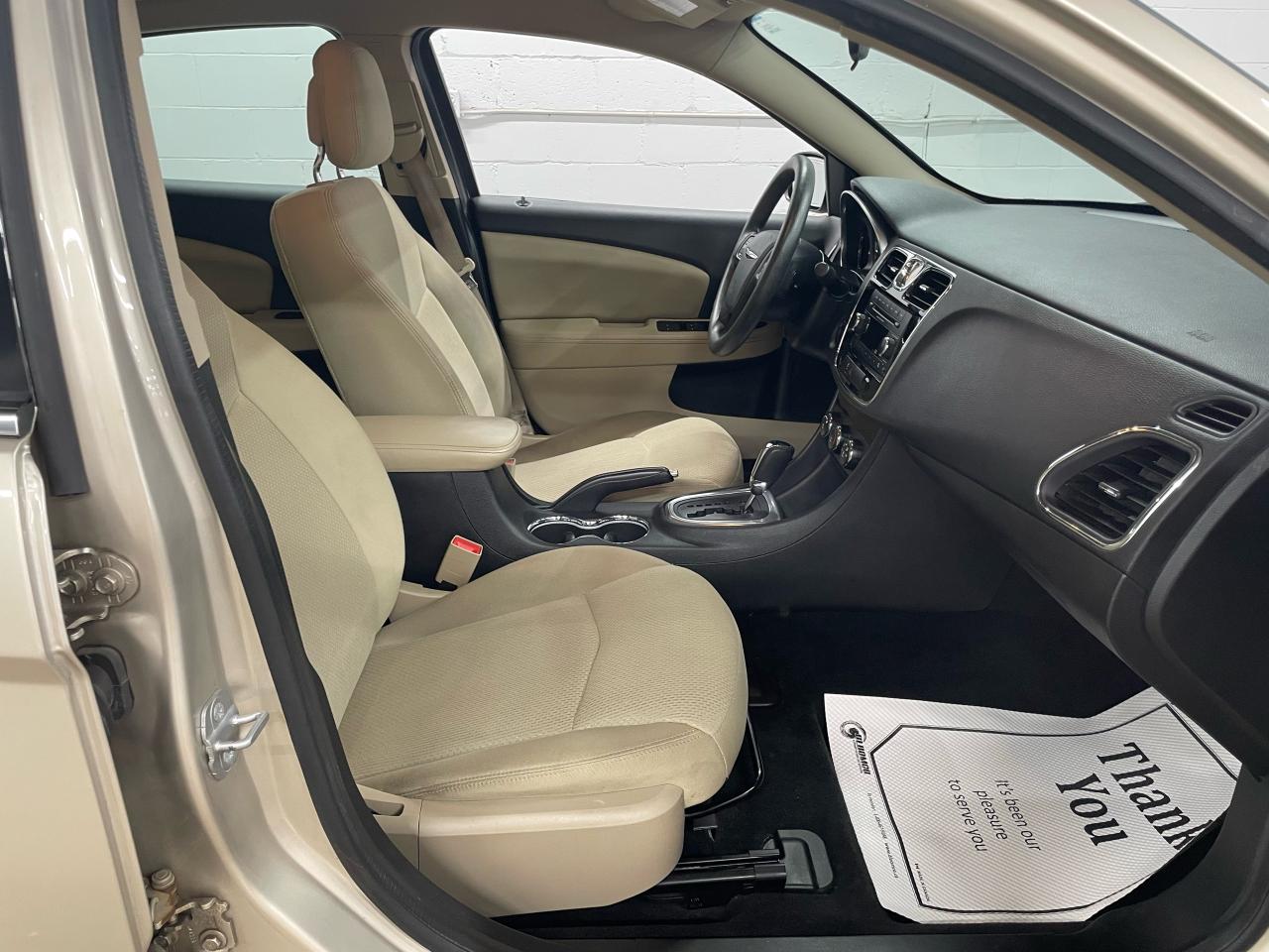 2014 Chrysler 200 LX Photo16