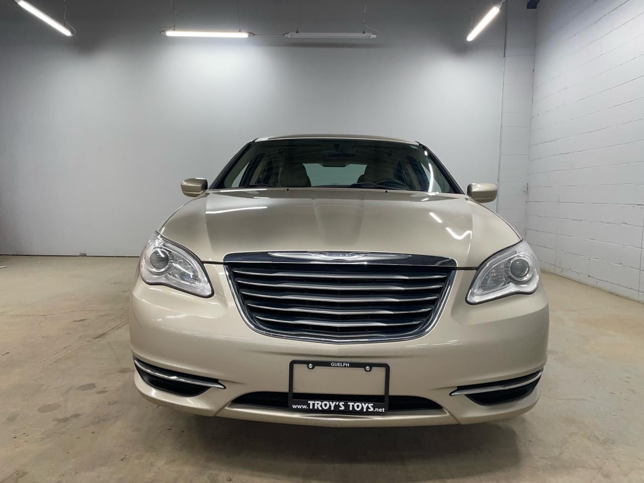 2014 Chrysler 200 LX Photo2