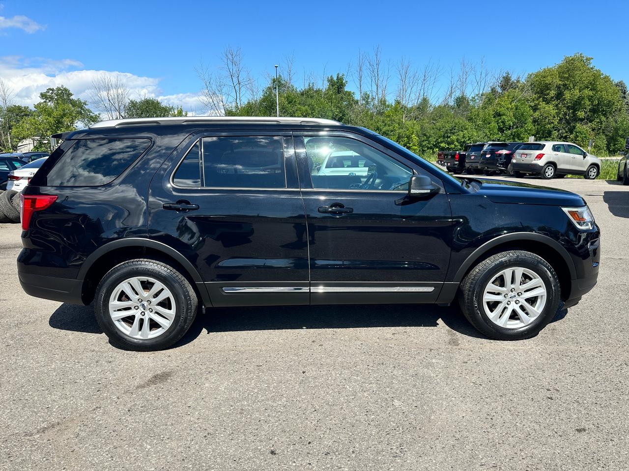 2019 Ford Explorer XLT 4WD HTD-LTHR Sunroof CarPlay XM 6Pass RearCam Photo4
