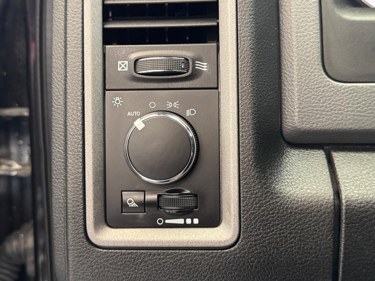 2017 RAM 1500 ST 4x4 CREW 5.7L V8 HEMI+New Tires+CLEAN CARFAX Photo