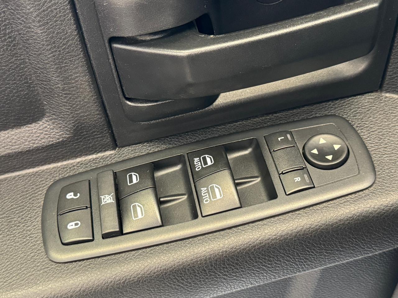 2017 RAM 1500 ST 4x4 CREW 5.7L V8 HEMI+New Tires+CLEAN CARFAX Photo