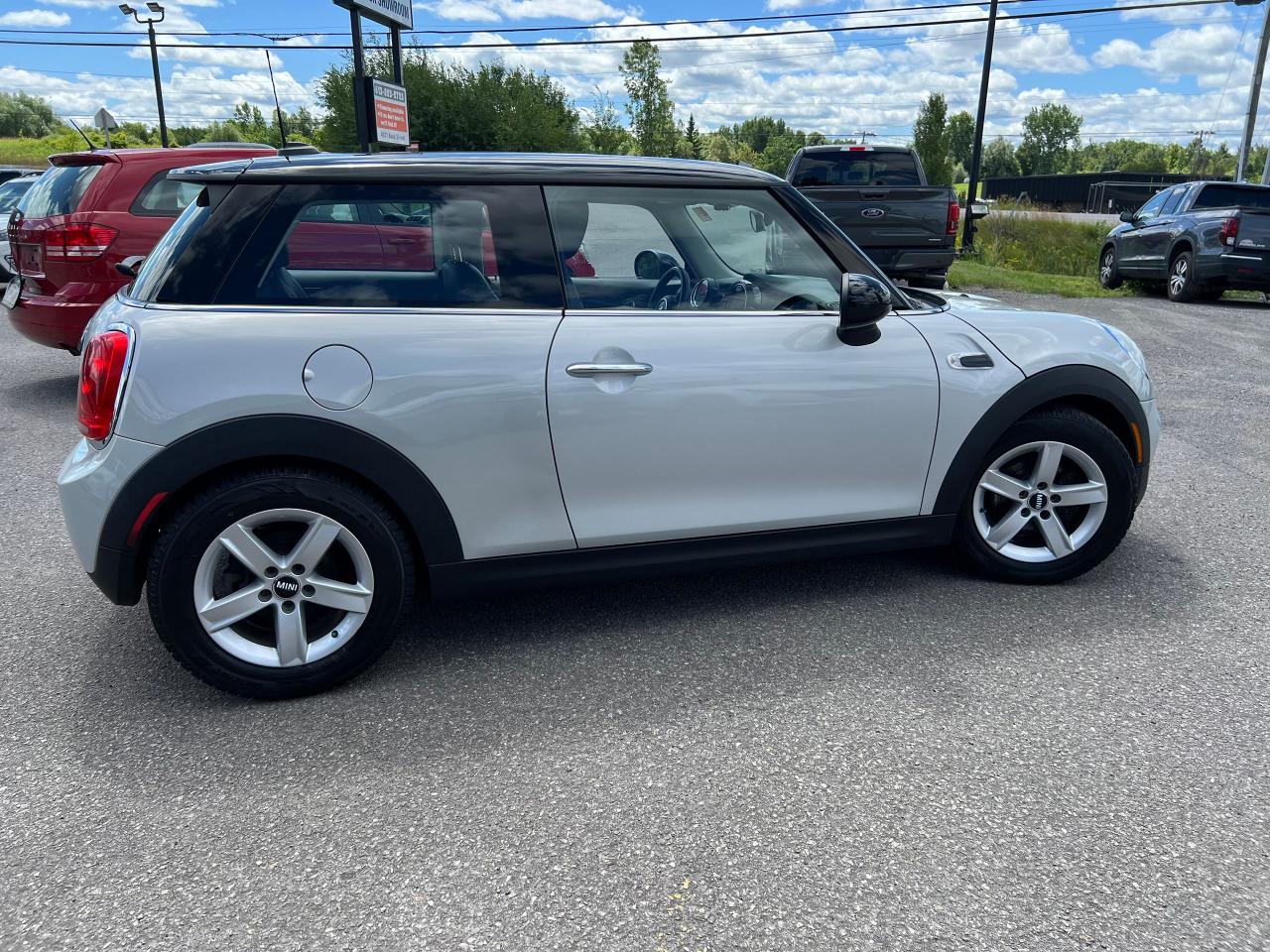 2016 MINI Cooper Automatic Photo4