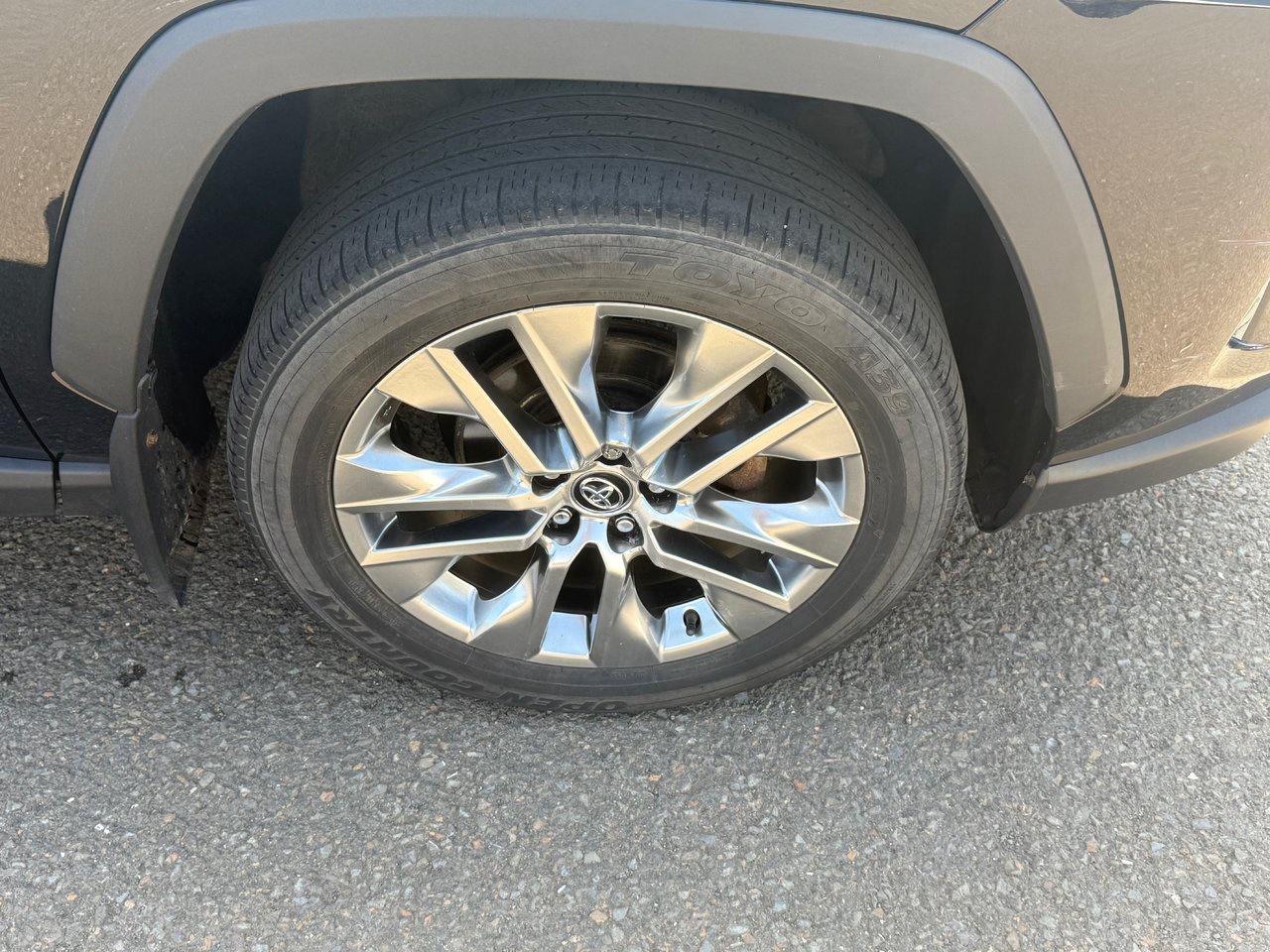 2020 Toyota RAV4 XLE Photo3