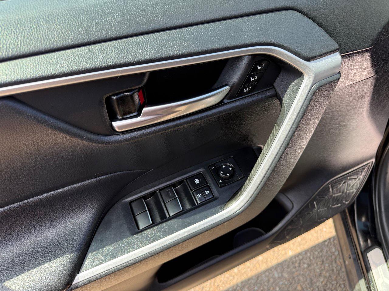 2020 Toyota RAV4 XLE Photo