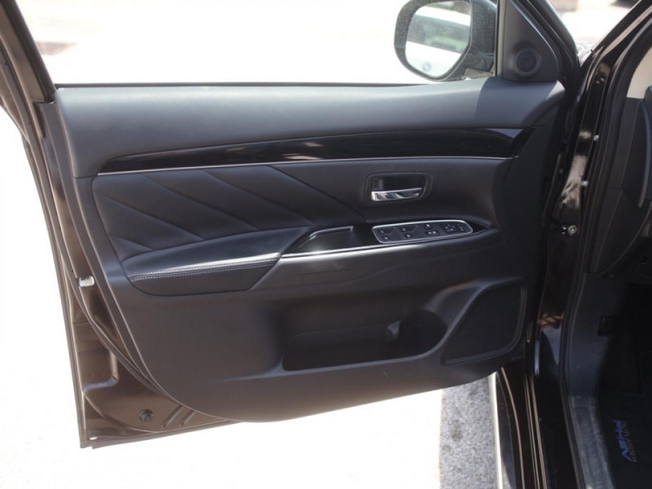 2020 Mitsubishi Outlander Phev SE  **14 SERVICE RECORDS** Photo