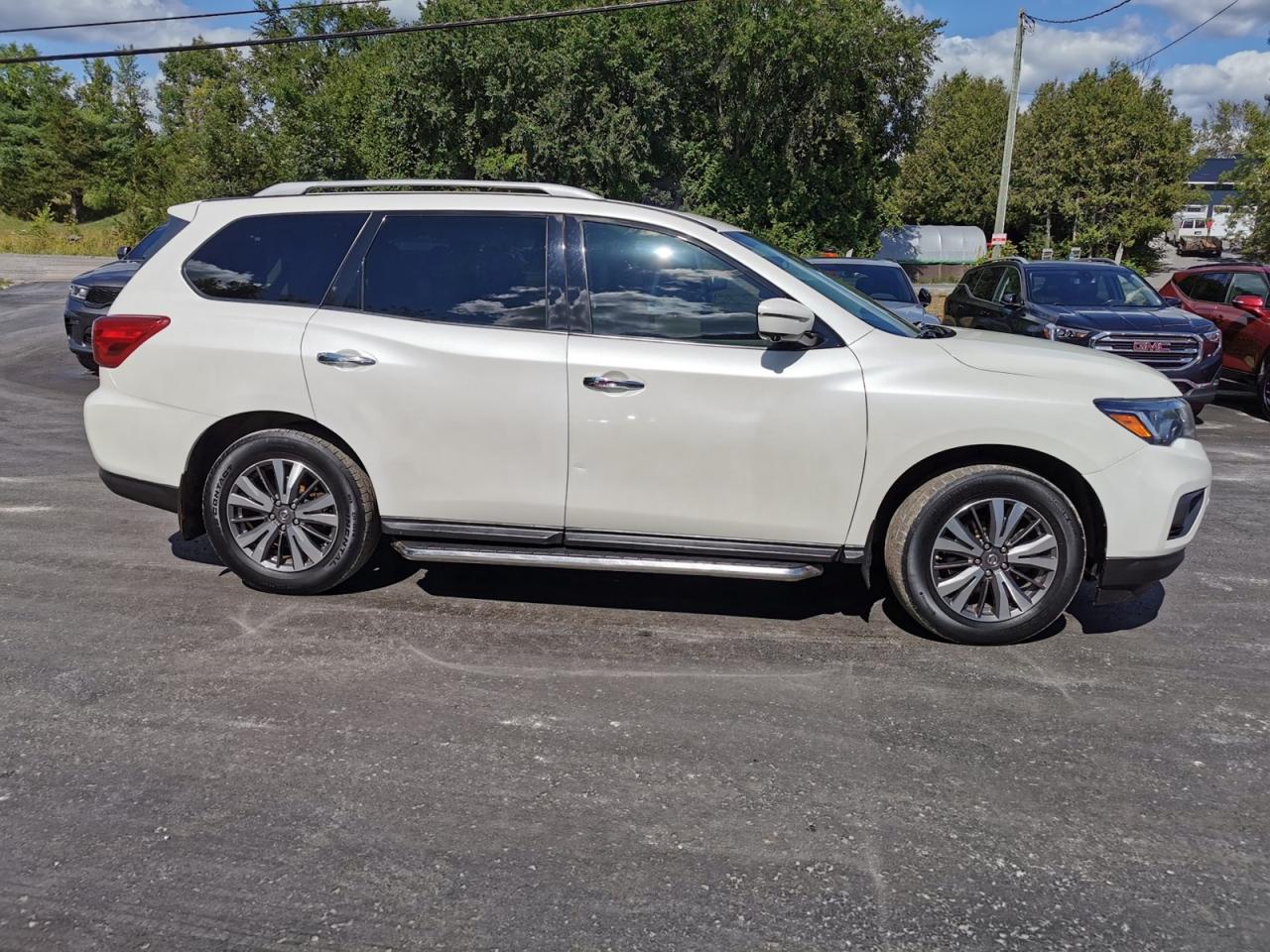 2017 Nissan Pathfinder SL 4WD - Photo #4