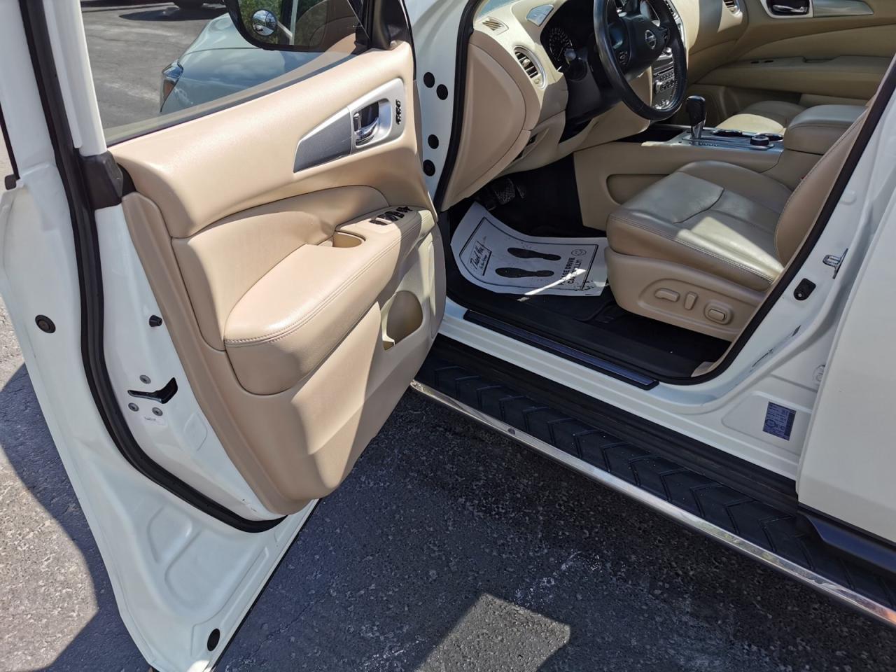 2017 Nissan Pathfinder SL 4WD - Photo #10