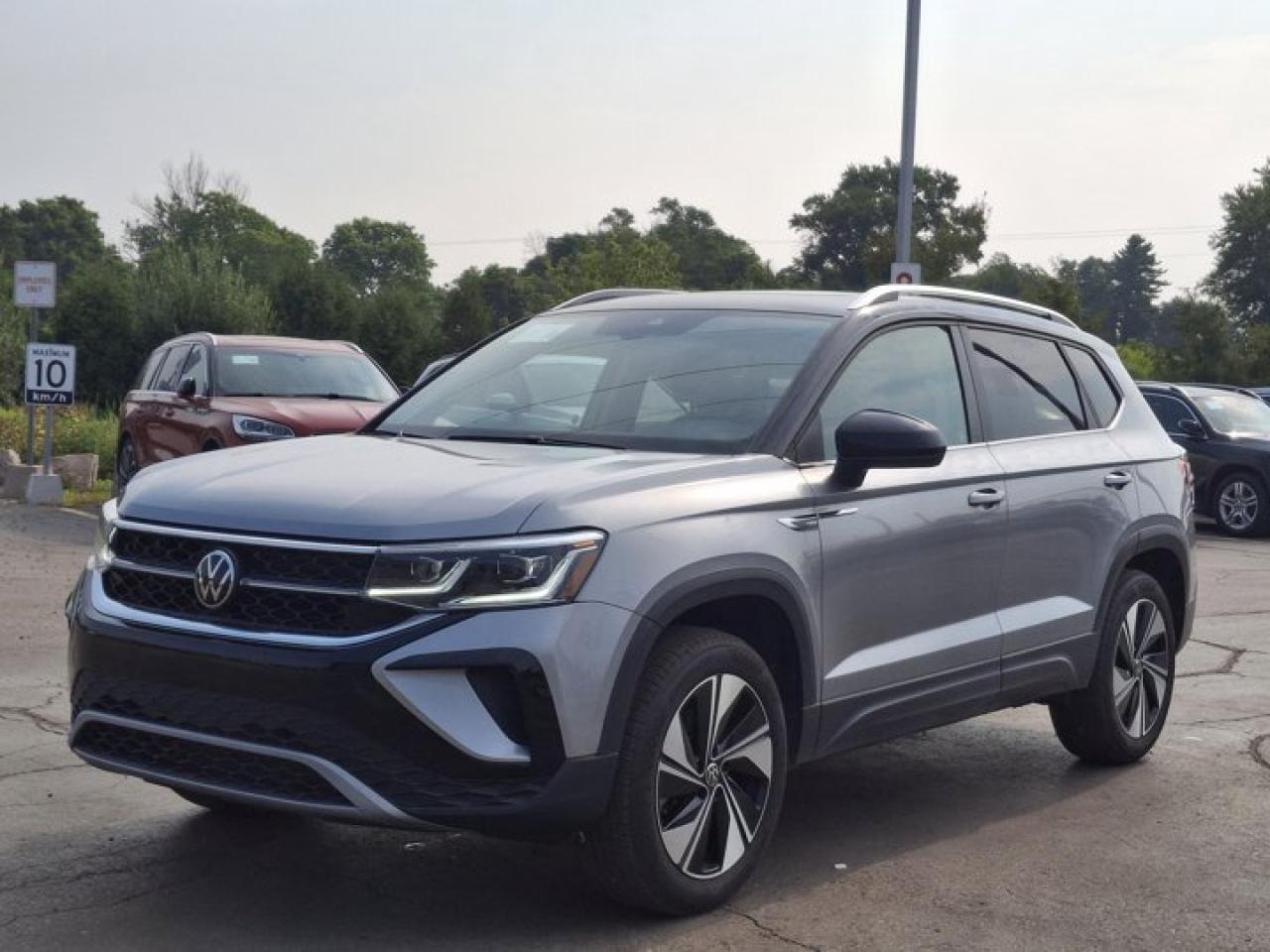 Used 2024 Volkswagen Taos Highline 4Motion | Leather | Navi | Pano Roof | Heated Seats + Steering | Beats Audio | and More ! for sale in Guelph, ON