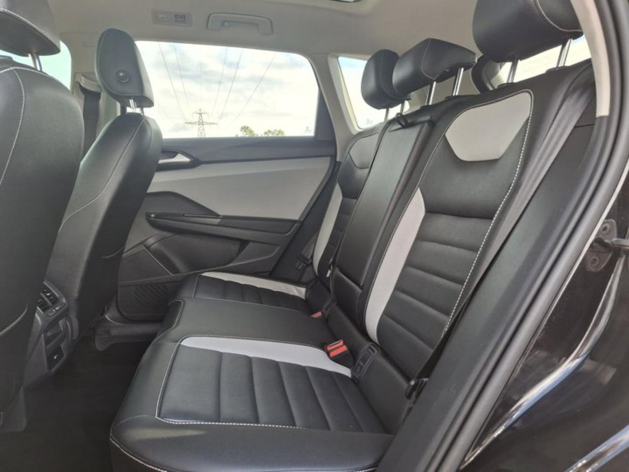 2022 Volkswagen Taos Highline 4Motion | Leather | Sunroof | Nav | Adaptive Cruise | Apple CarPlay | Android Auto & More ! Photo