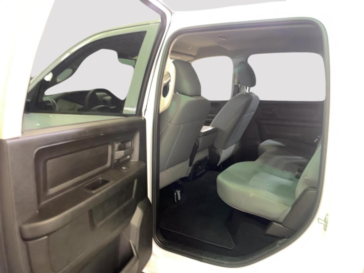 2019 RAM 1500 Classic EXPRESS Photo4