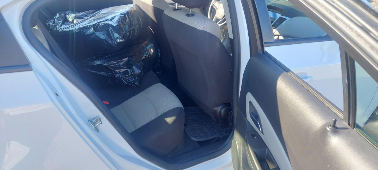 2016 Chevrolet Cruze 4dr Sdn - Photo #15