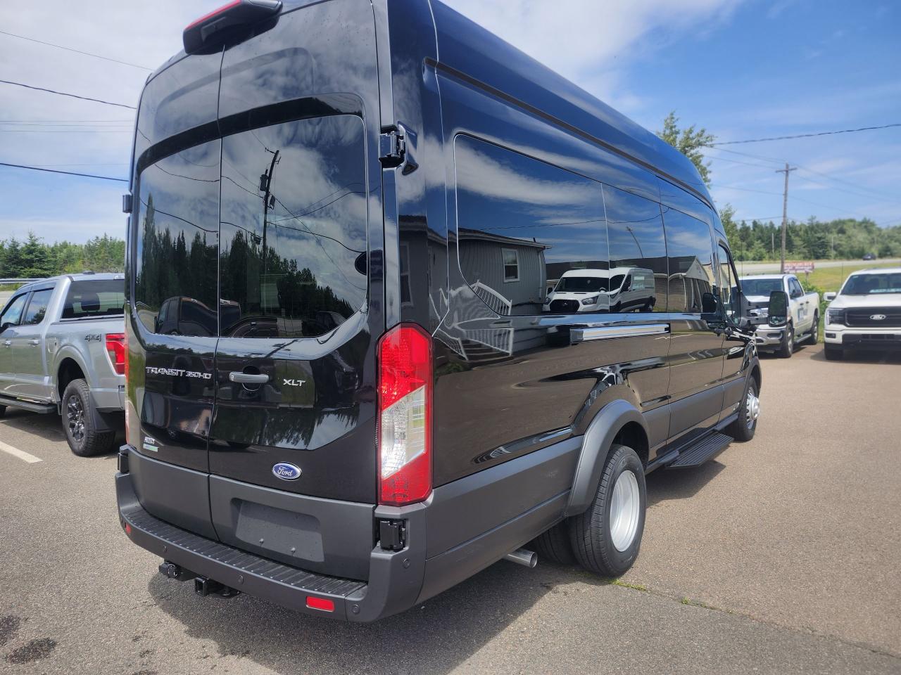 2025 Ford Transit Passenger Wagon T-350 HD 148" EL HIGH ROOF XLT DRW AWD Photo4