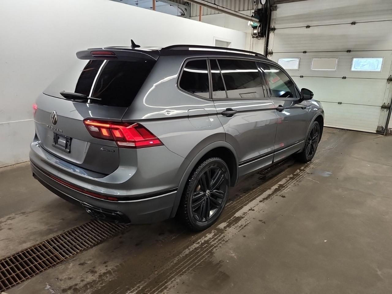 2022 Volkswagen Tiguan Comfortline R-Line Black Edition Photo