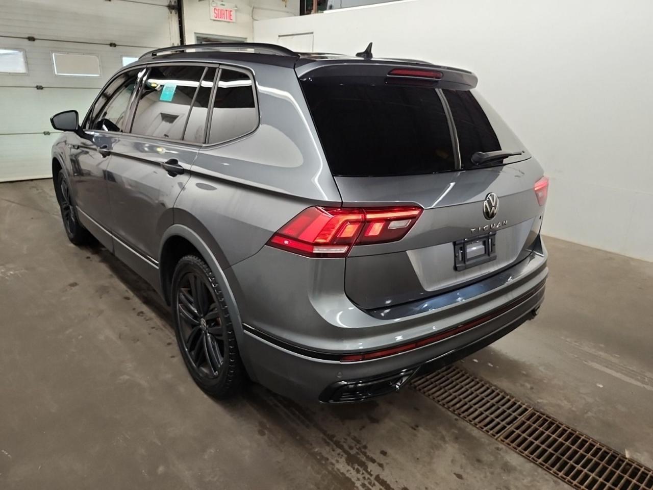 2022 Volkswagen Tiguan Comfortline R-Line Black Edition Photo3