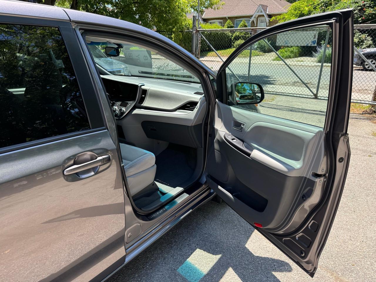 2015 Toyota Sienna LE - Photo #17