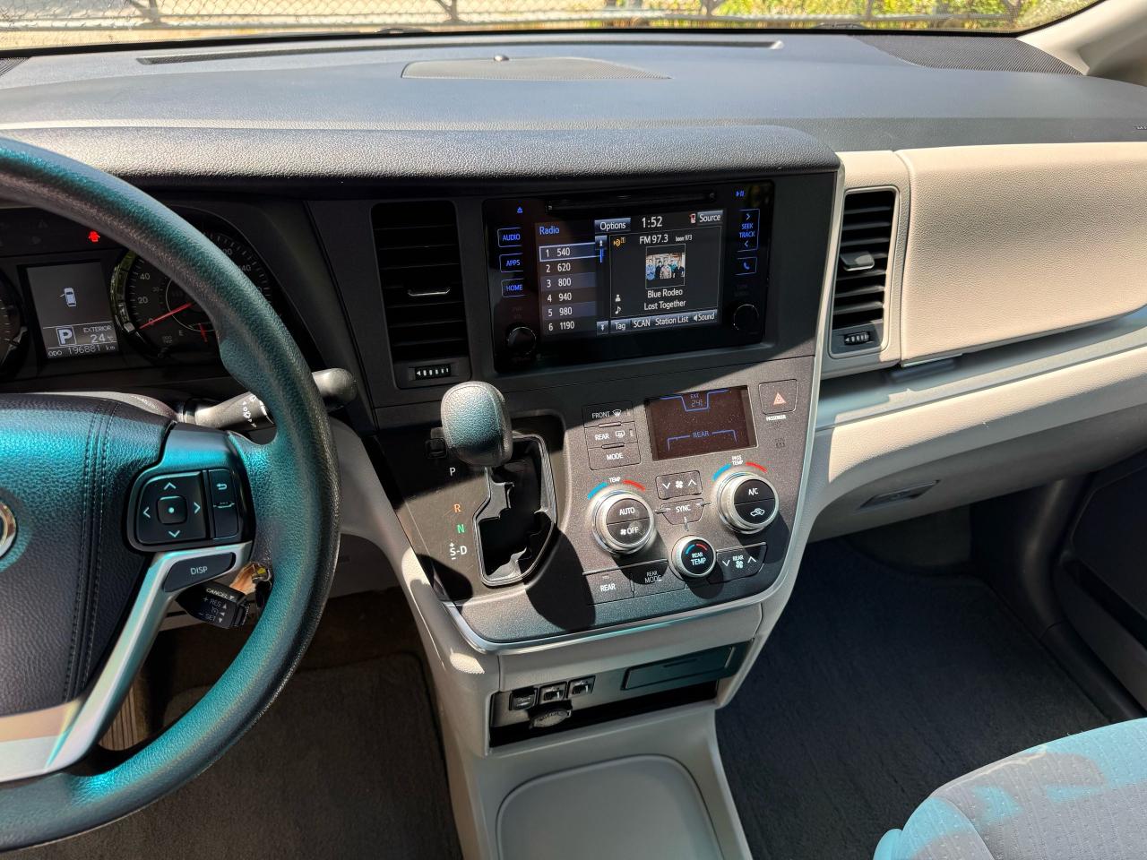 2015 Toyota Sienna LE - Photo #11