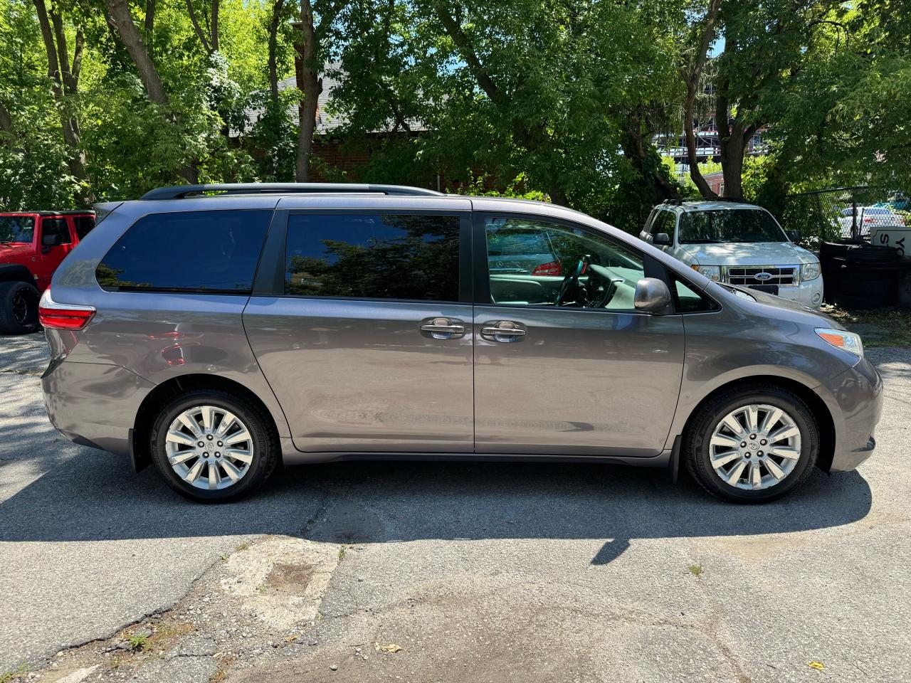 2015 Toyota Sienna LE - Photo #6