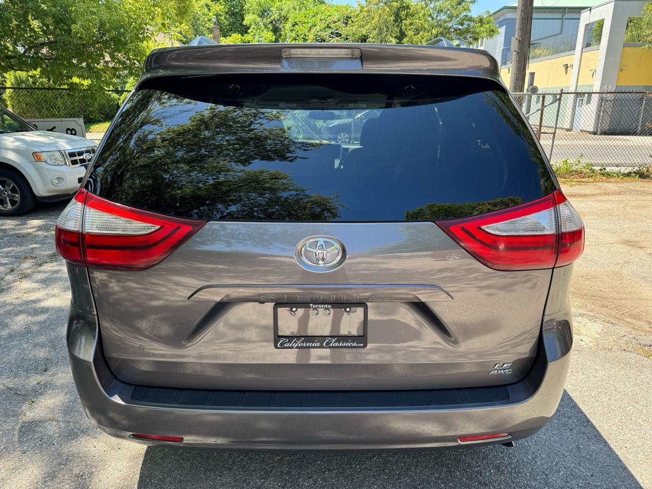 2015 Toyota Sienna LE - Photo #4
