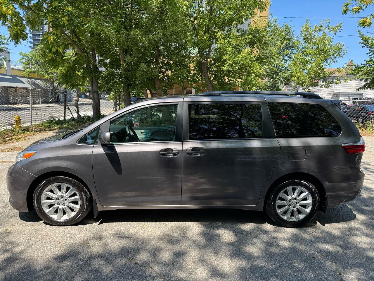2015 Toyota Sienna LE - Photo #2