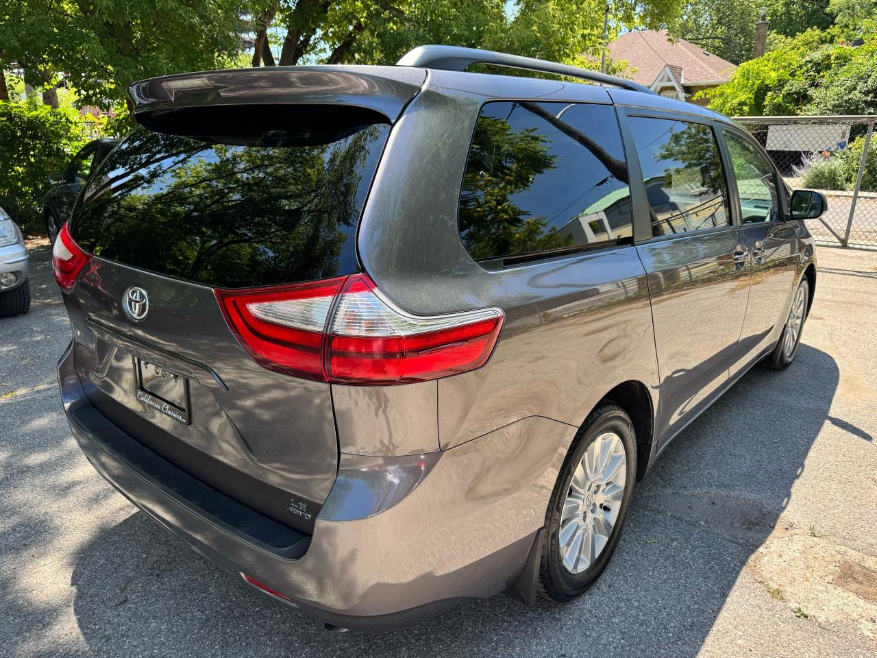 2015 Toyota Sienna LE - Photo #5