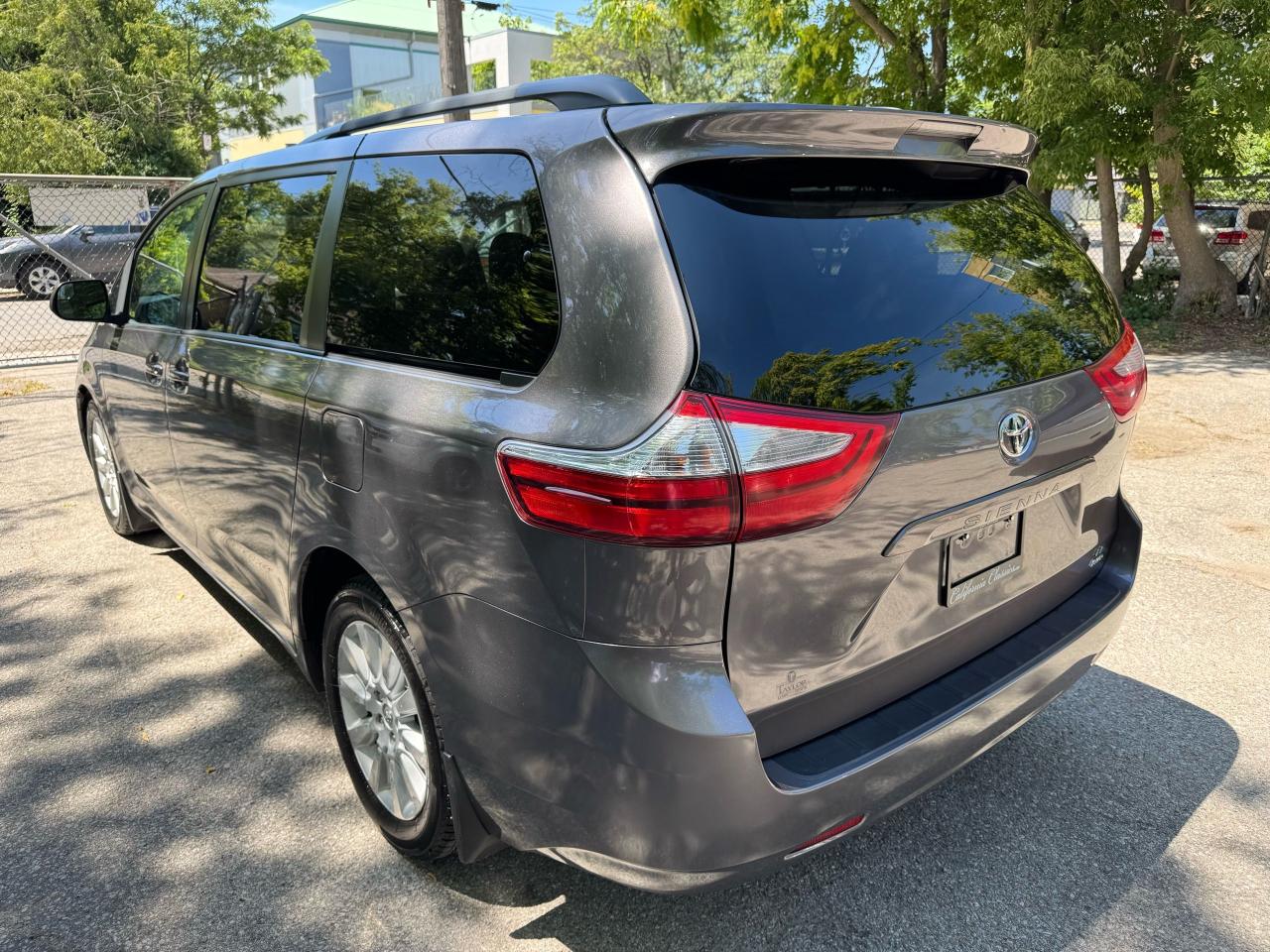 2015 Toyota Sienna LE - Photo #3