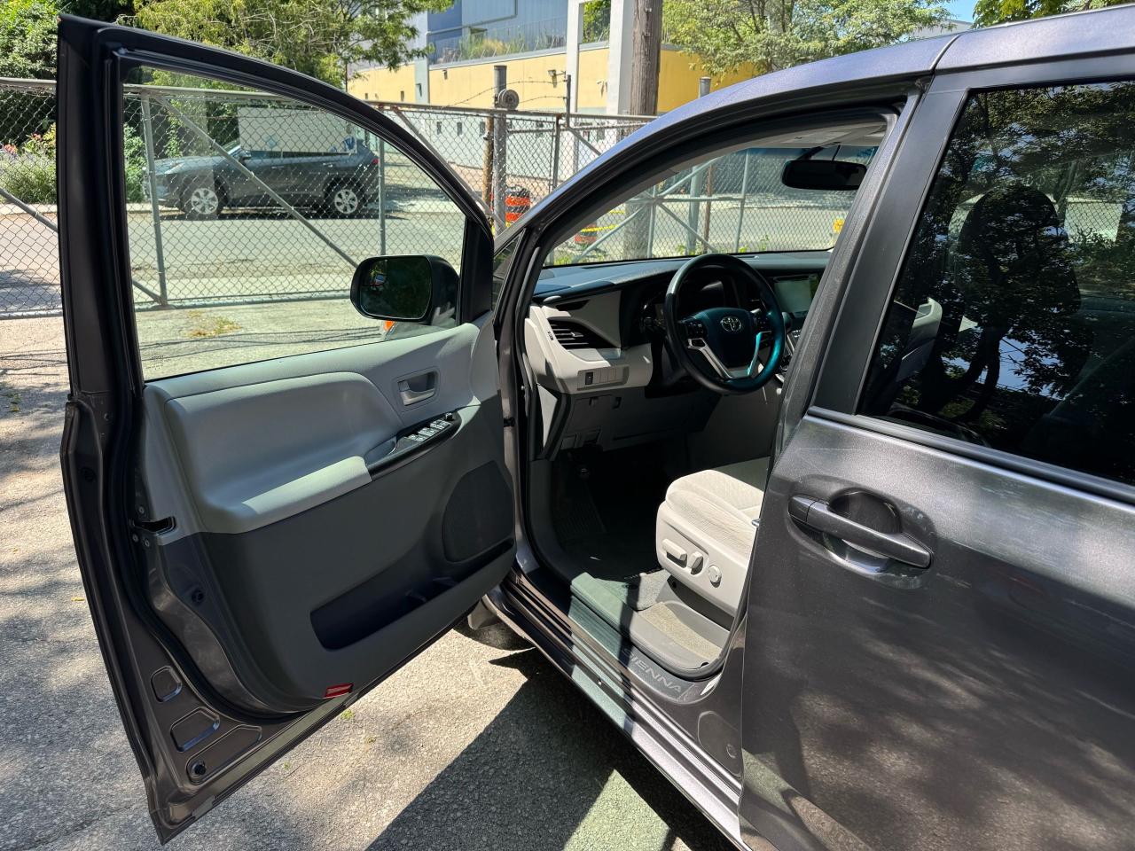 2015 Toyota Sienna LE - Photo #9