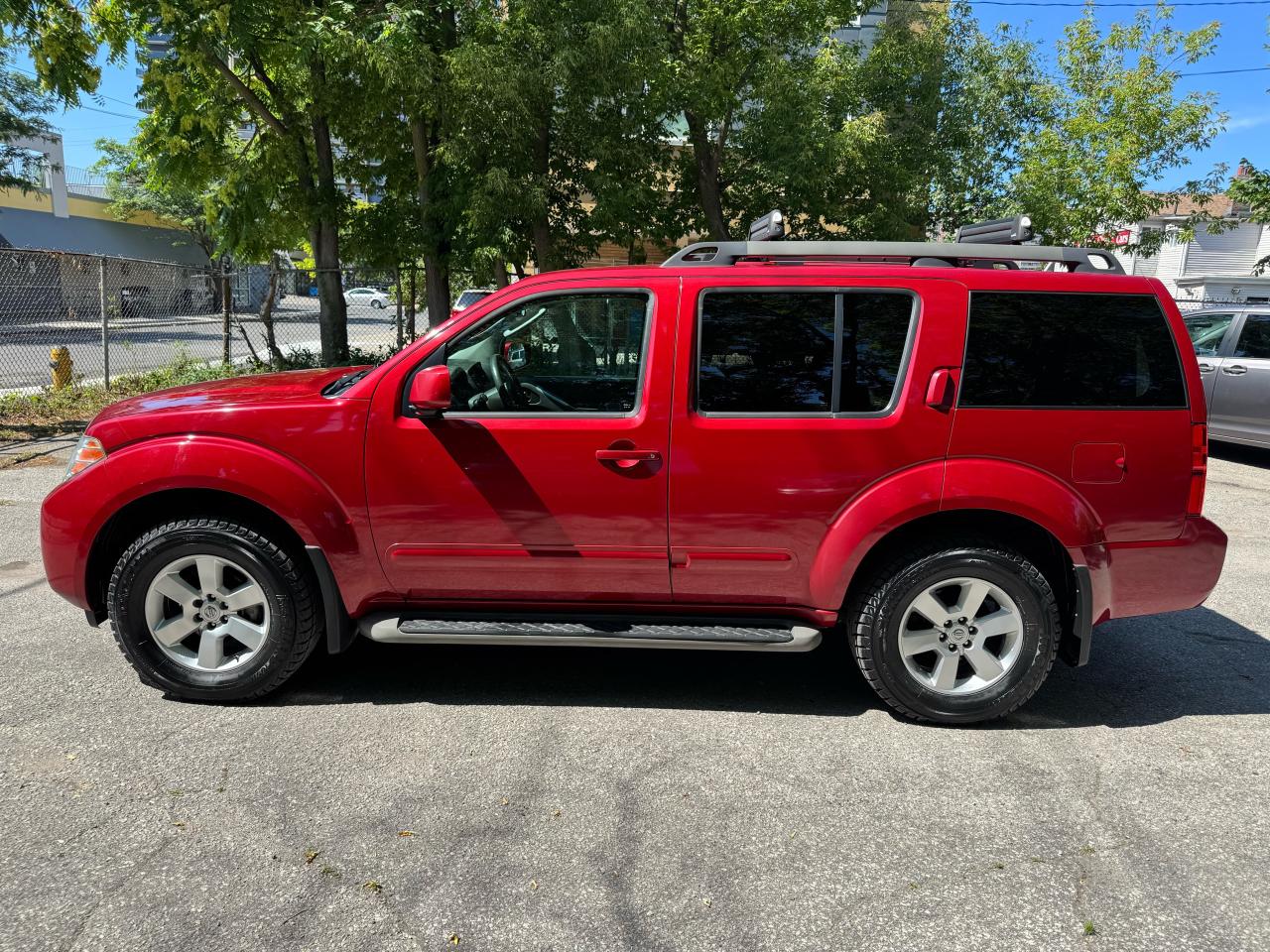 2012 Nissan Pathfinder SV - 4X4 - Photo #2