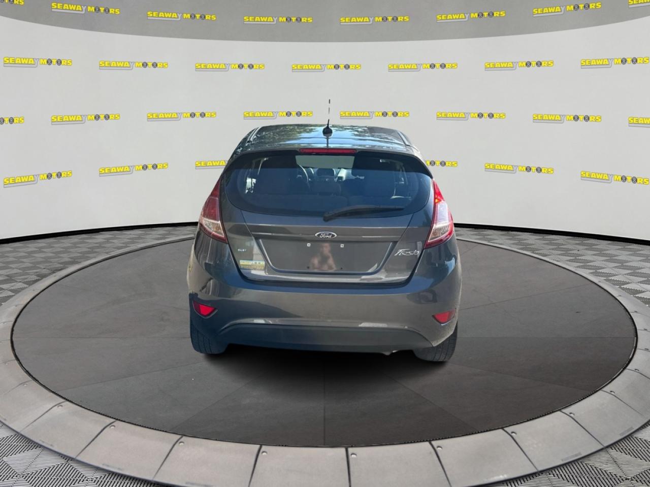 2015 Ford Fiesta SE - Photo #4