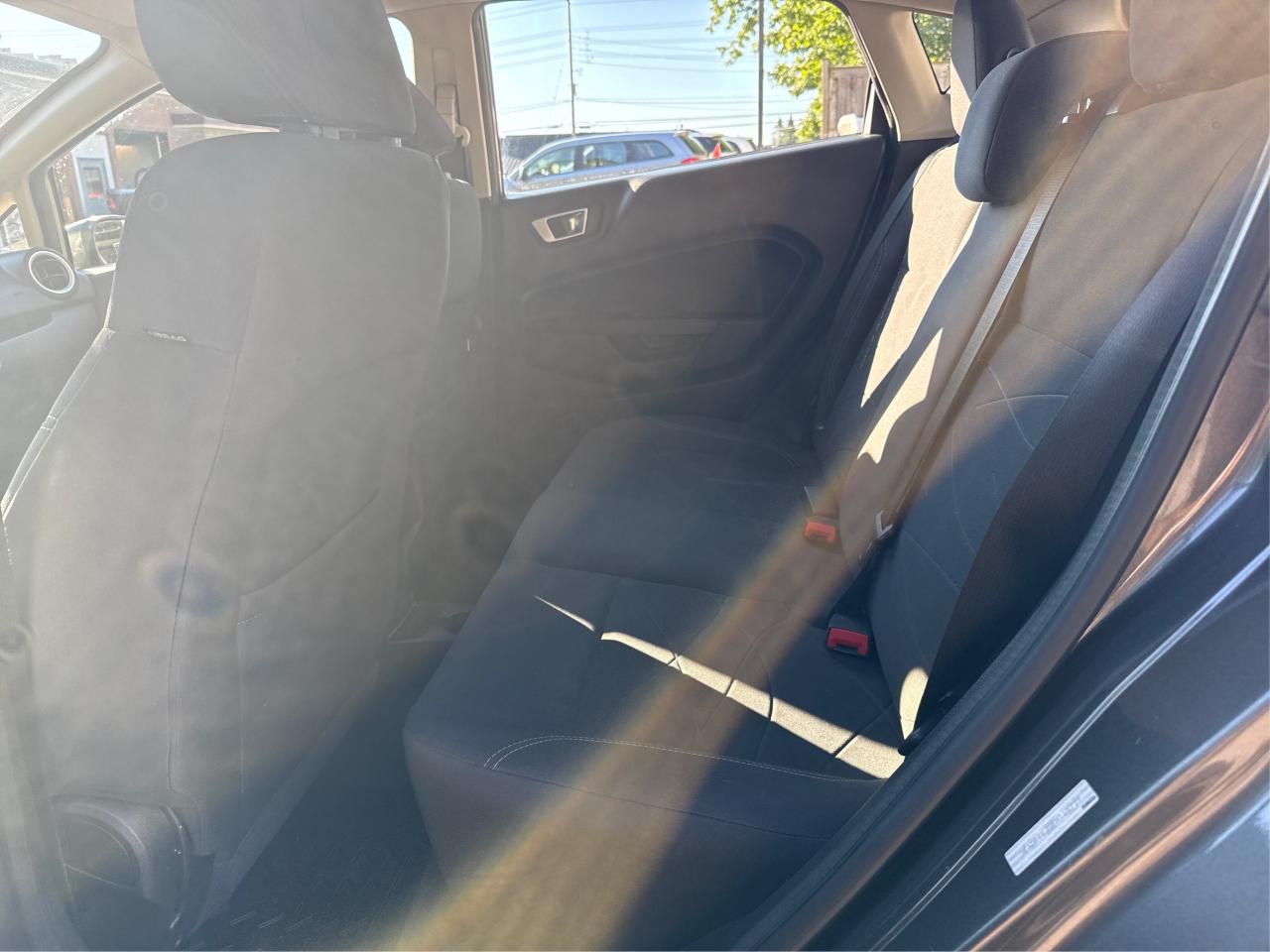 2015 Ford Fiesta SE - Photo #10