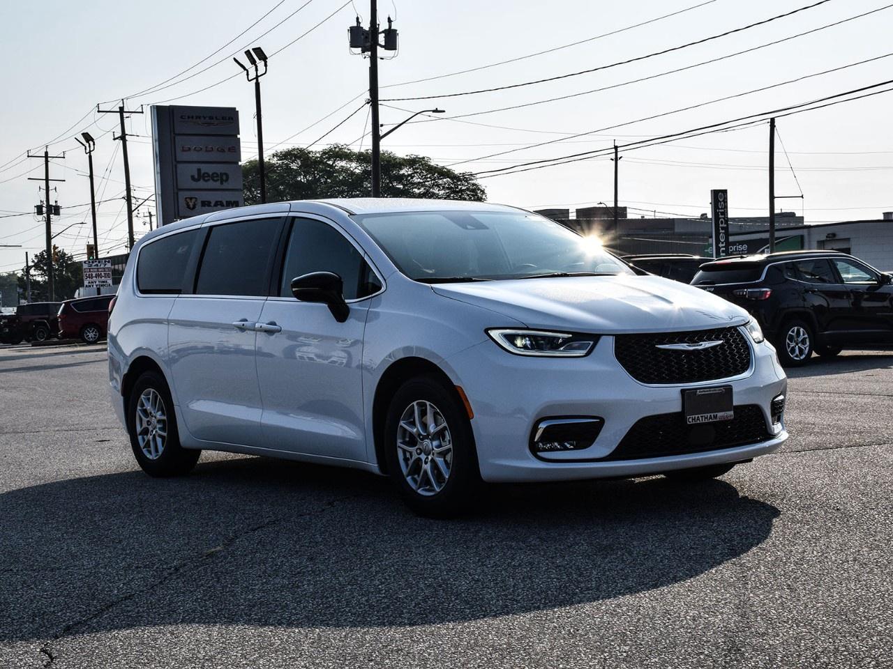 2026 Chrysler Pacifica Select FWD Photo4