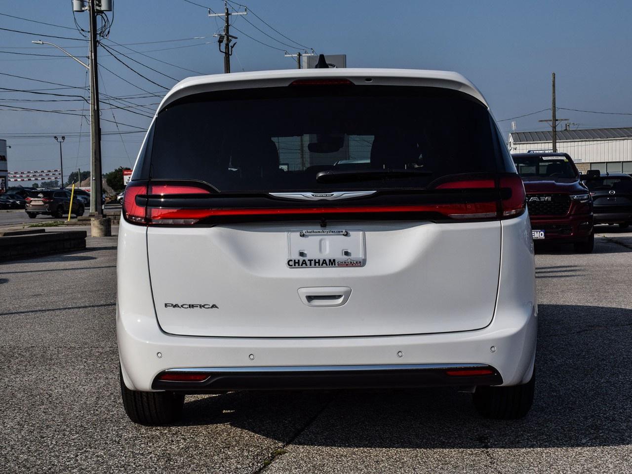 2026 Chrysler Pacifica Select FWD Photo2